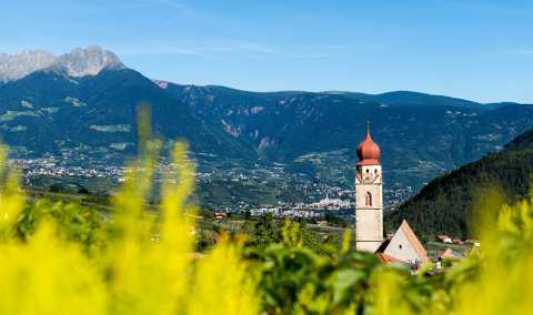 Vista panoramica sulla chiesa di Parcines, su Merano e la Val d’Adige
